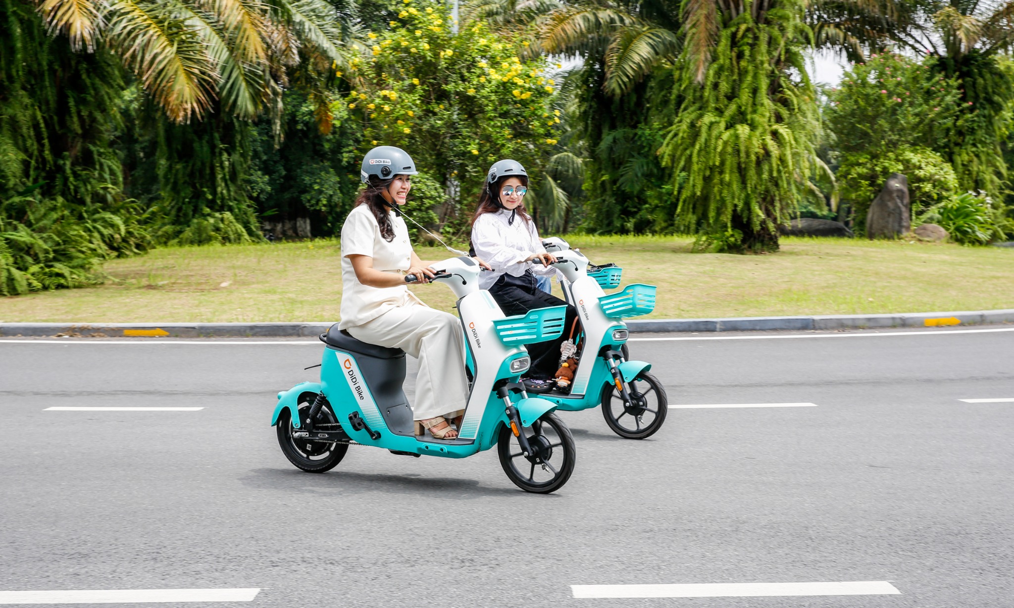 Hai người dùng trải nghiệm xe đạp điện DiDi Bike